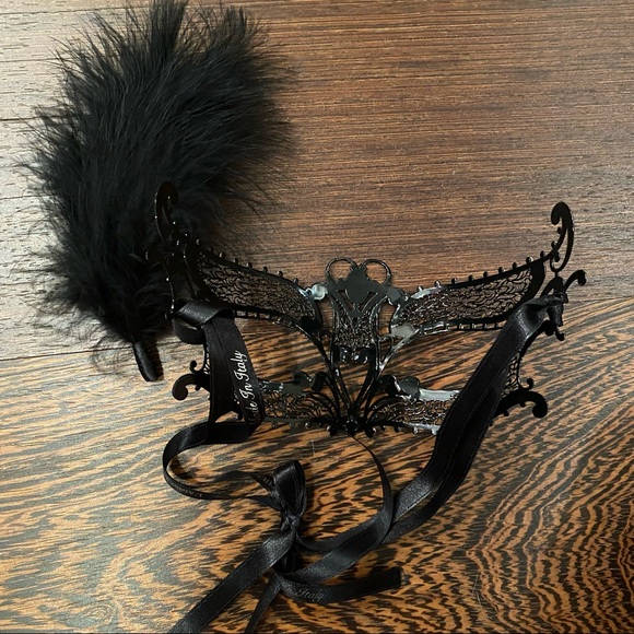 Laser Cut Venetian Black Metal Mask - Picture 4 of 5